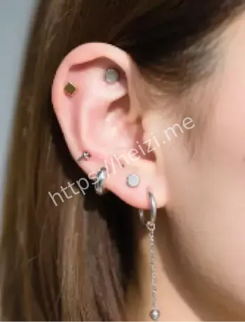 15岁女孩打耳洞