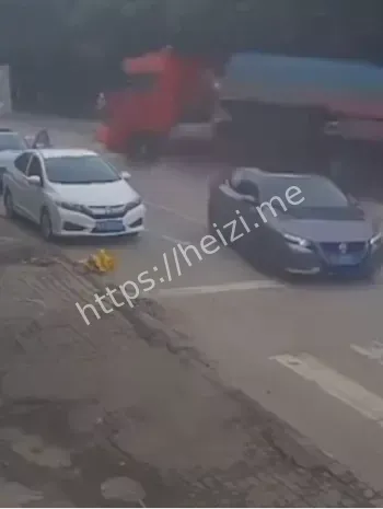 广东阳山县货车失控