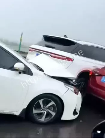 海南高速多辆豪车追尾起火事件